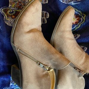 Women’s 8.5 American eagle booties